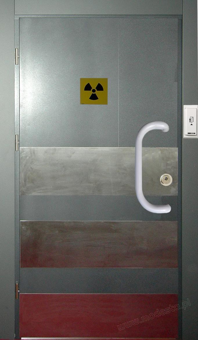 X-ray shielded steel doors with the door leaf protected with strips of kick plate and push plate stainless steel, adapted to be opened and closed automatically